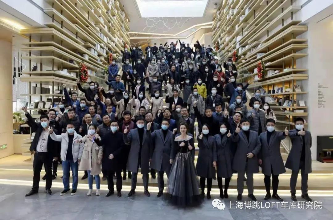 青岛全国一百多人在华侨城汉口道6号参观研讨LOFT专利车库技术！